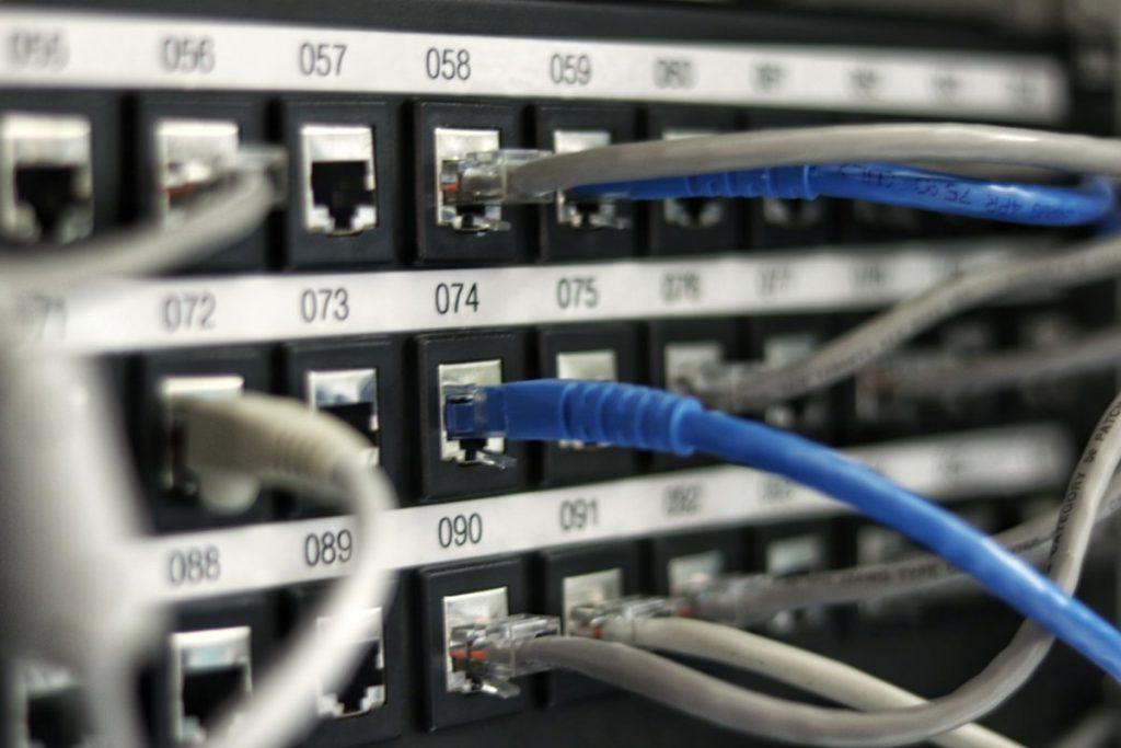 DIY NAS 完全指南：从零搭建私有云存储，TrueNAS / Unraid / 群晖怎么选（2025实测）
